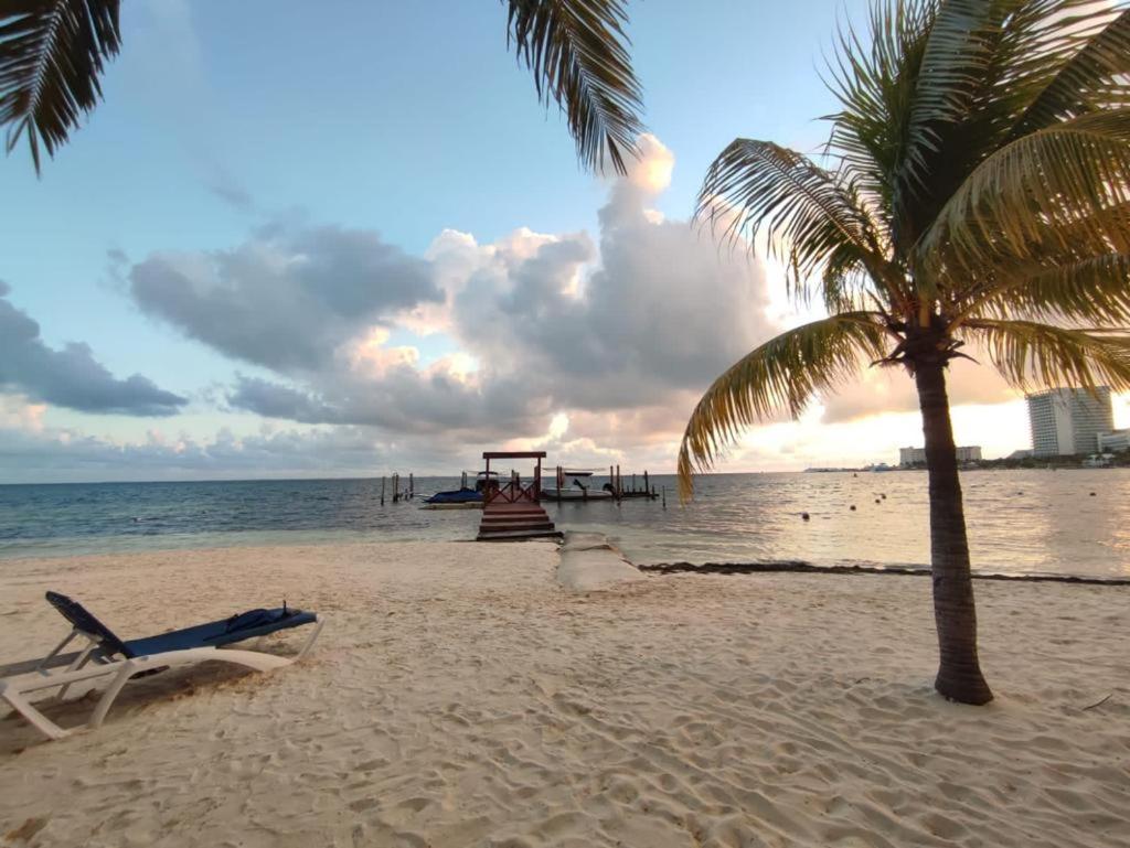 Front Beach Private Room With Shared Bathroom Cancún Eksteriør bilde