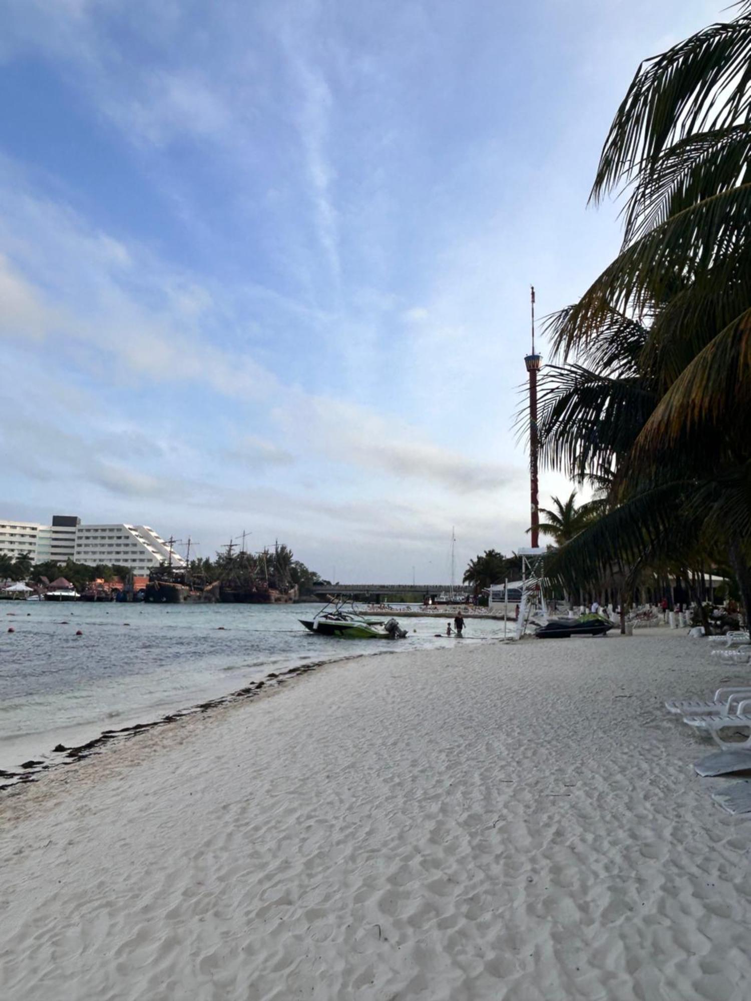 Front Beach Private Room With Shared Bathroom Cancún Eksteriør bilde