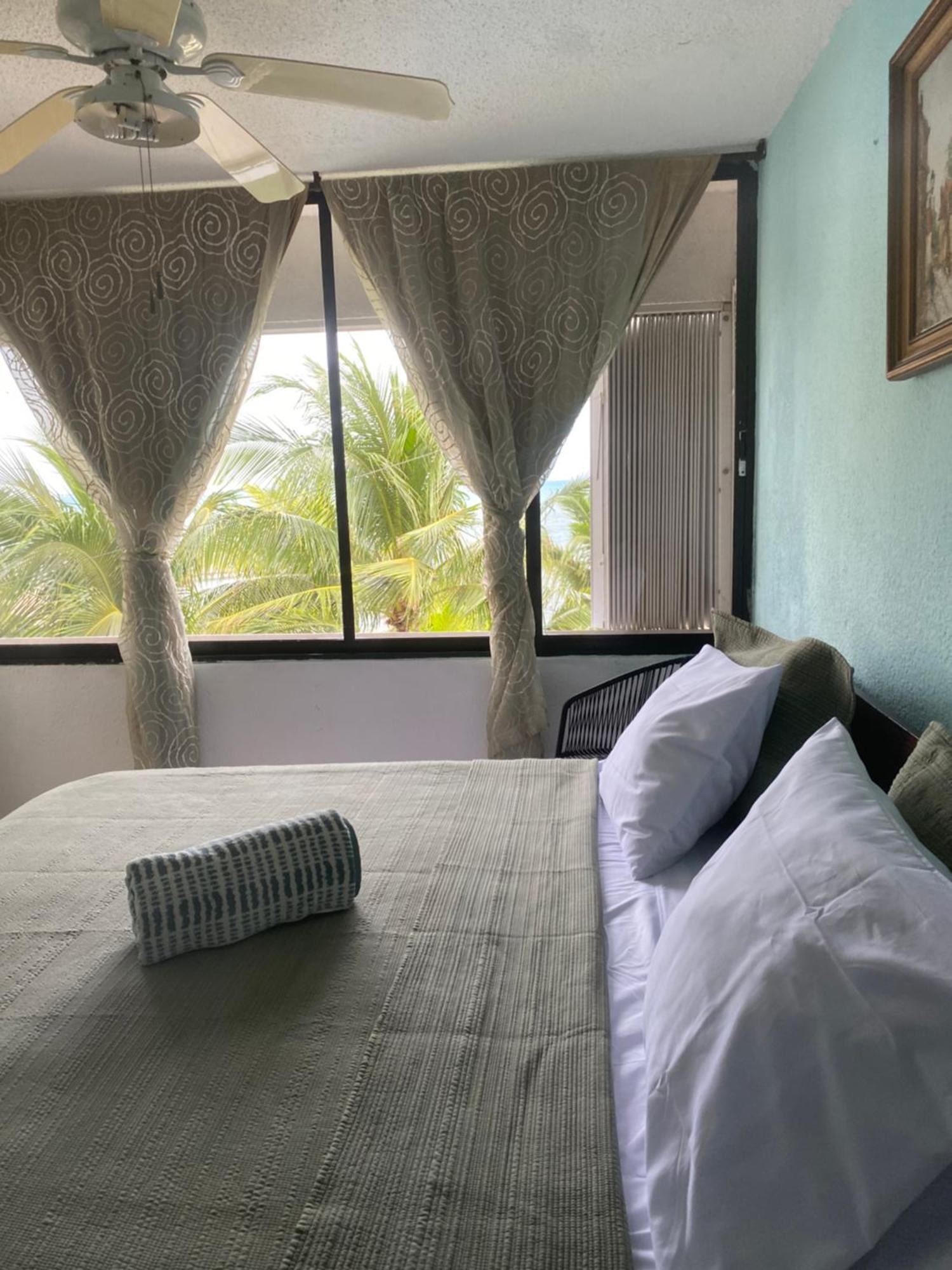 Front Beach Private Room With Shared Bathroom Cancún Eksteriør bilde