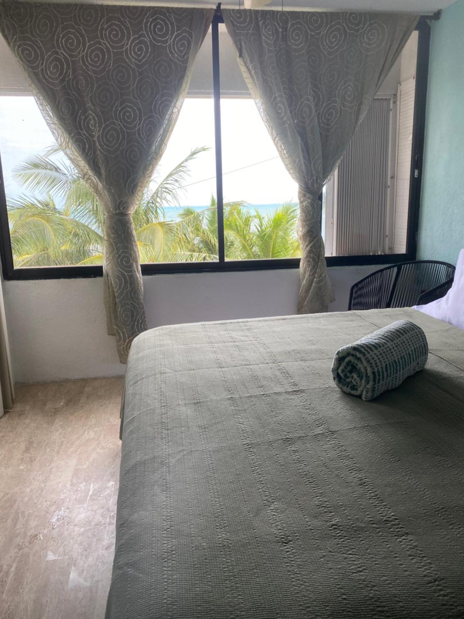 Front Beach Private Room With Shared Bathroom Cancún Eksteriør bilde