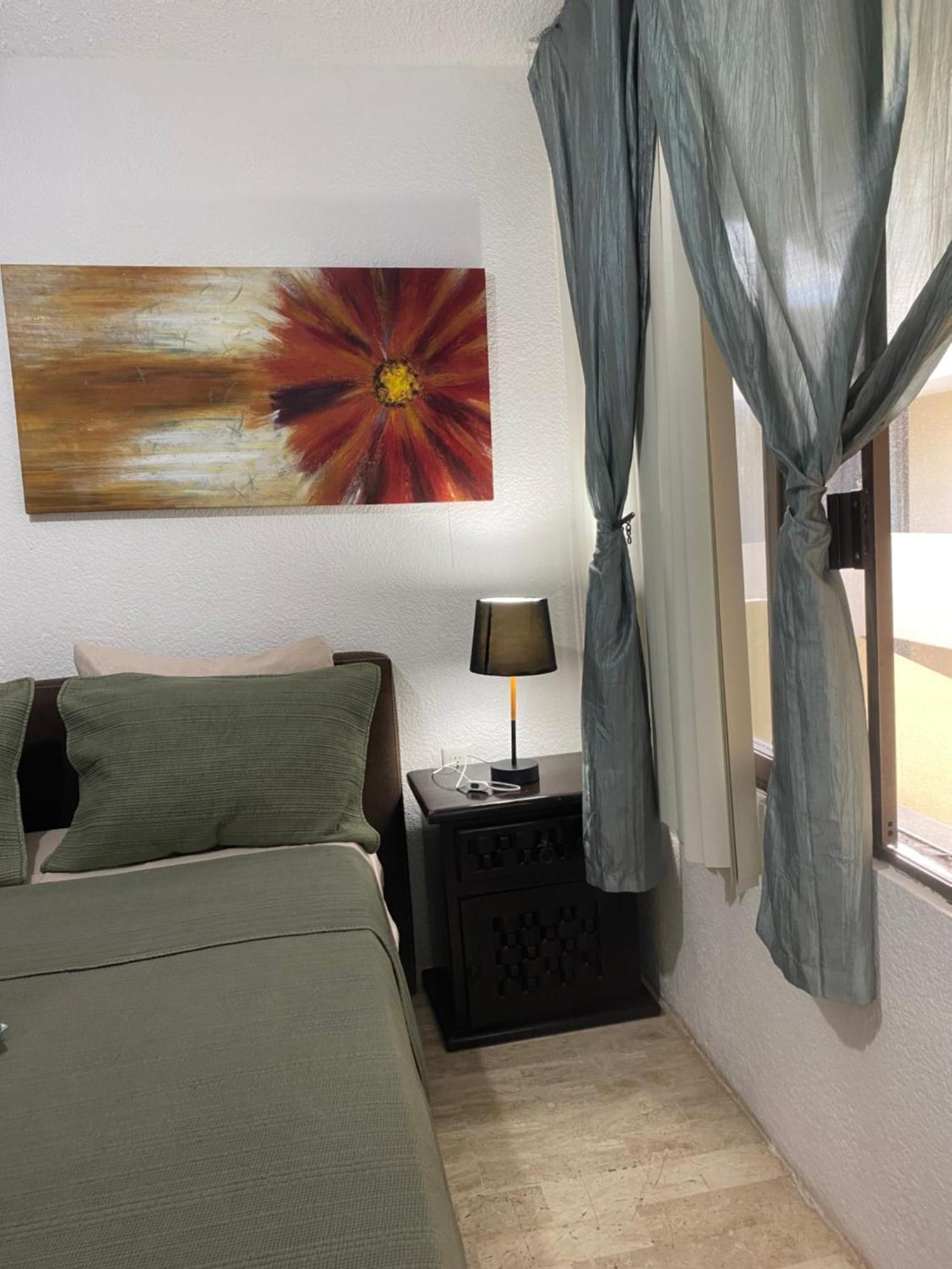 Front Beach Private Room With Shared Bathroom Cancún Eksteriør bilde