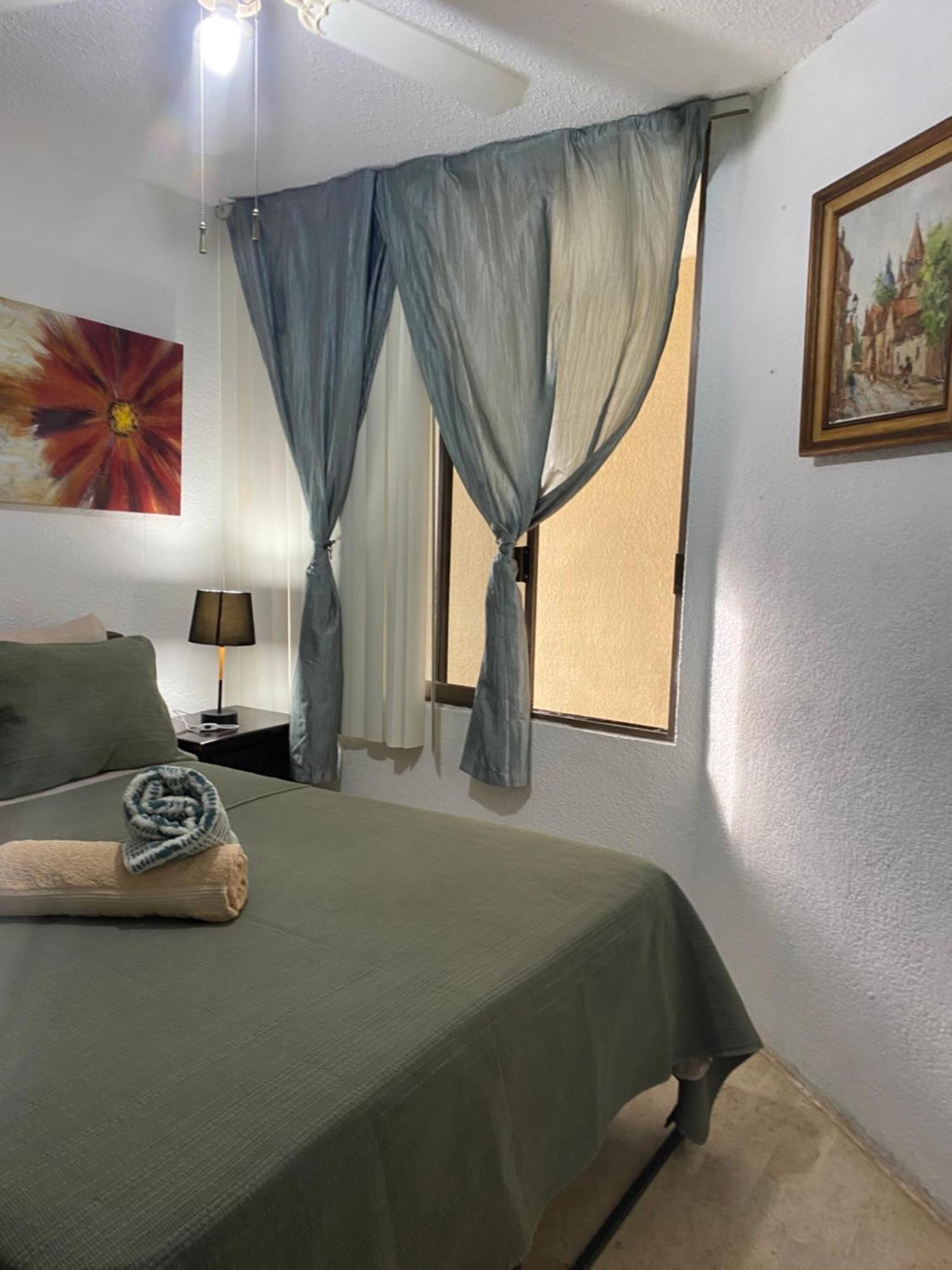 Front Beach Private Room With Shared Bathroom Cancún Eksteriør bilde