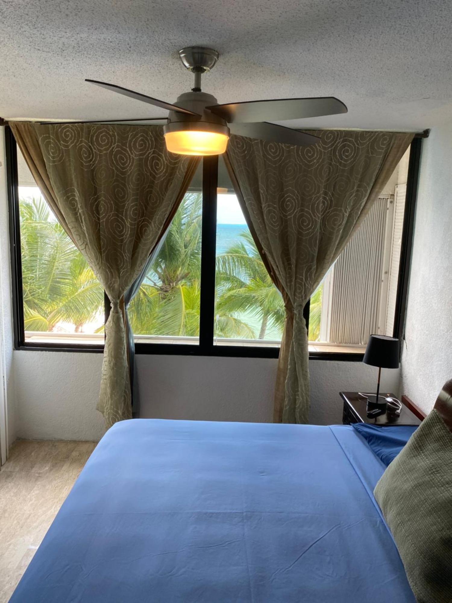 Front Beach Private Room With Shared Bathroom Cancún Eksteriør bilde